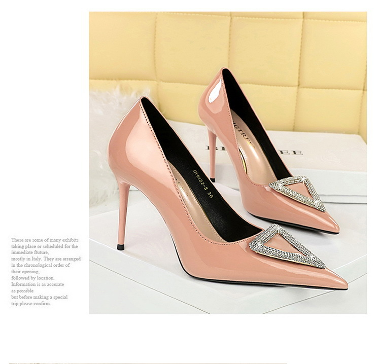 Banquet women's shoes patent leather shallow mouth pointed super high heels triangular metal rhinestone buckle high heel single shoes_voghion.com