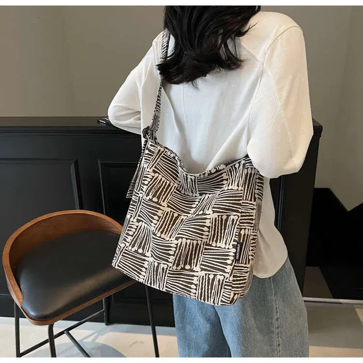 Farblich gestreifte, strukturierte Schultertasche aus Webstoff für Studentinnen – lässig und einfach für den Sommer._voghion.com