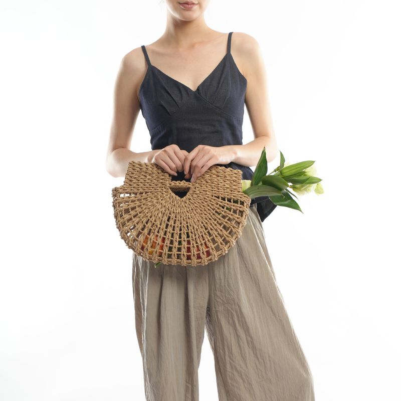 2023 nuova borsa tote con cesto di fiori tenuta in mano semicircolare cava intrecciata a mano in paglia nuova popolare_voghion.com