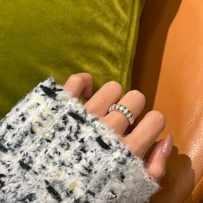Anillo de diamantes de arco completo de estilo vintage, apilable, exquisito, versátil, ligero, de nicho, con un diseño de alta gama._voghion.com