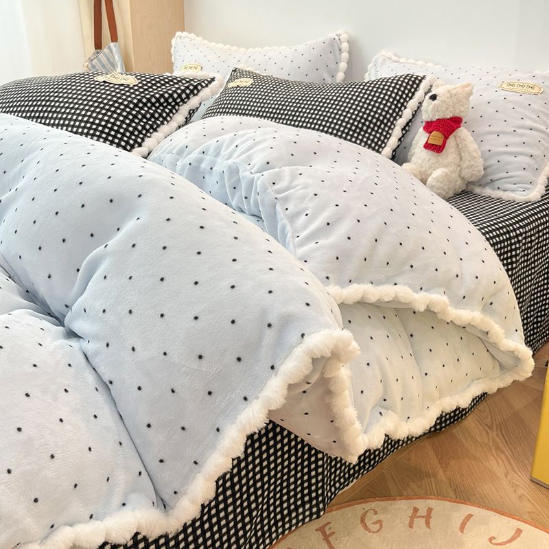 Set copripiumino in pizzo spesso e velluto di latte a forma di cuore, quattro pezzi, autunno/inverno 2025_voghion.com