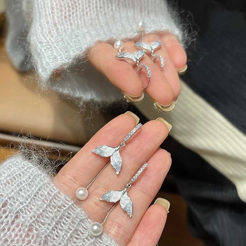 Boucles d'oreilles en forme de queue de poisson avec dégradé de cristal et perle en argent, nouvelles boucles d'oreilles de tempérament haut de gamme, boucles d'oreilles pour femmes_voghion.com