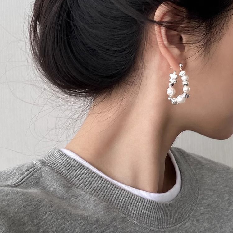 Nadelfragment Silber Perle Weiß Design Sinn Unregelmäßige Ohrringe Für Frauen Einfacher Vielseitiger Ohrschmuck_voghion.com