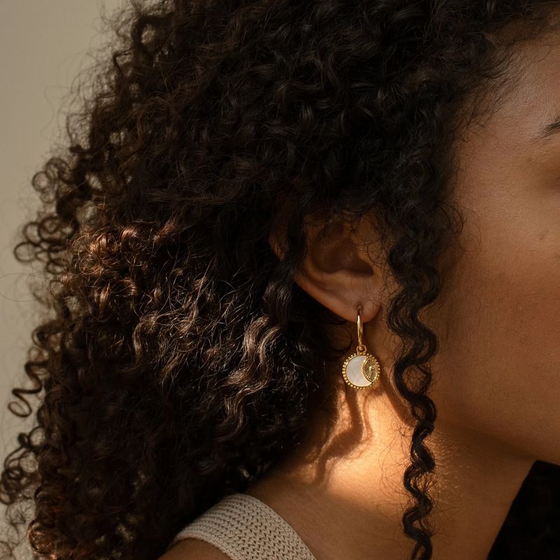 Damenschmuck – Vintage-Ohrringe mit 3D-Sonne und Mondmünzen und Perlmuttanhänger, 18 Karat vergoldete geometrische Creolen für einen eleganten Stil_voghion.com