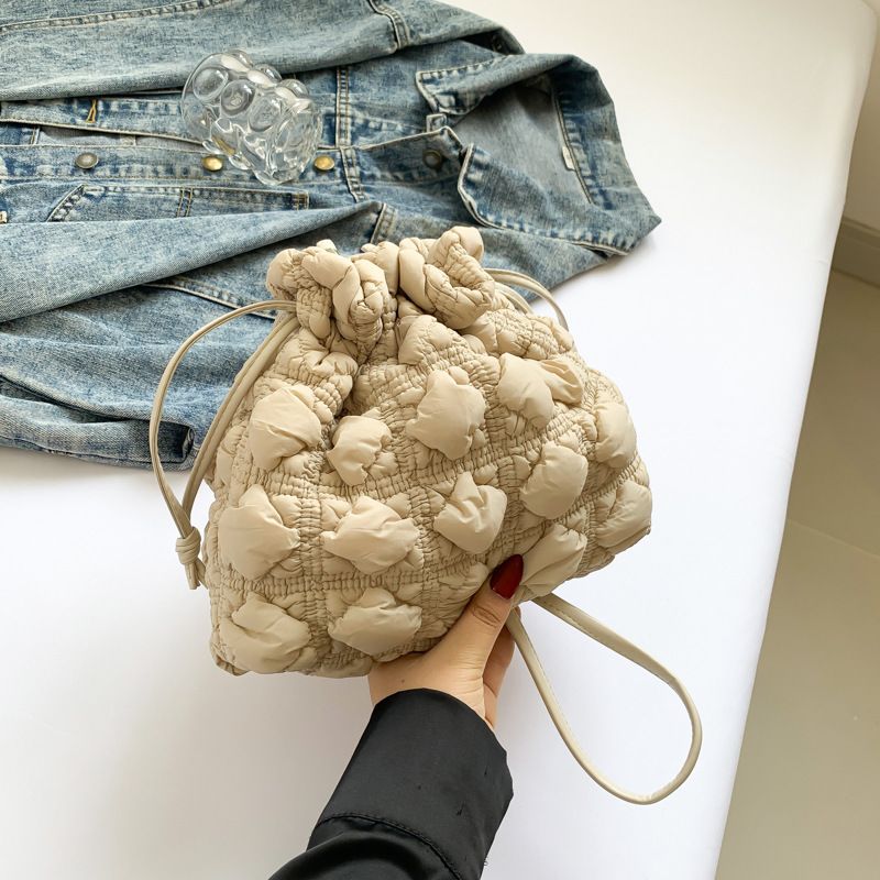 Borsa a tracolla con coulisse, elegante, semplice e rugosa, in piuma d'oca, di Niche_voghion.com