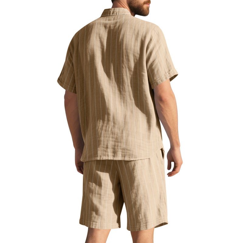 Completo da uomo con camicia a maniche corte a righe in lino e pantaloncini casual - Completo estivo traspirante per spiaggia e viaggi. Set da uomo_voghion.com