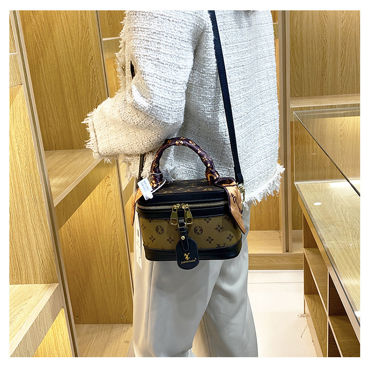 Alta calidad para las mujeres 2023 Nueva moda caja impresa Versátil portátil hombro crossbody Maquillaje bolsa tendencia_voghion.com