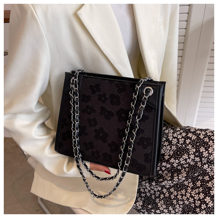 Grand sac jacquard en soie de grande capacité pour femmes, sacoche à bandoulière large, fourre-tout assorti à la mode, nouvelle collection 2023_voghion.com