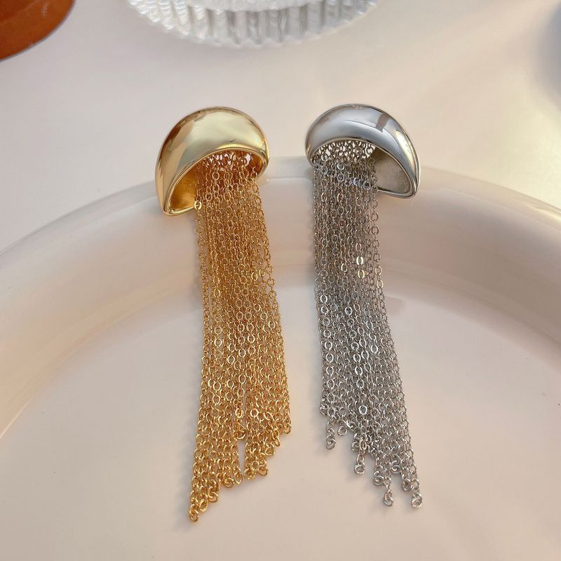 Design originale, lungo e fluente, con unghia in rame placcata in vero oro._voghion.com