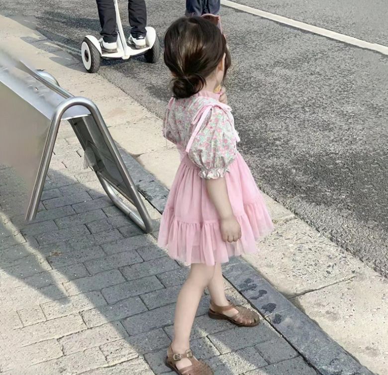 Abbigliamento per bambini Ragazza carina camicia floreale con maniche a sbuffo gonna a due pezzi gonna con bretelle in rete a maniche corte _voghion.com