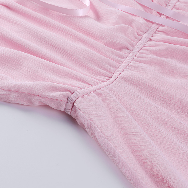 Schmal geschnittenes Damenkleid mit Taillengürtel und ausgestellten Ärmeln_voghion.com