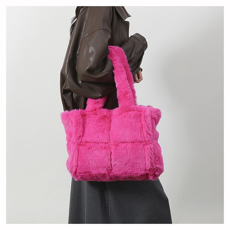 Piccola borsa a mano in pelliccia di nicchia per donna, nuova moda autunno e inverno 2024, borsa a mano in peluche di grande capacità_voghion.com