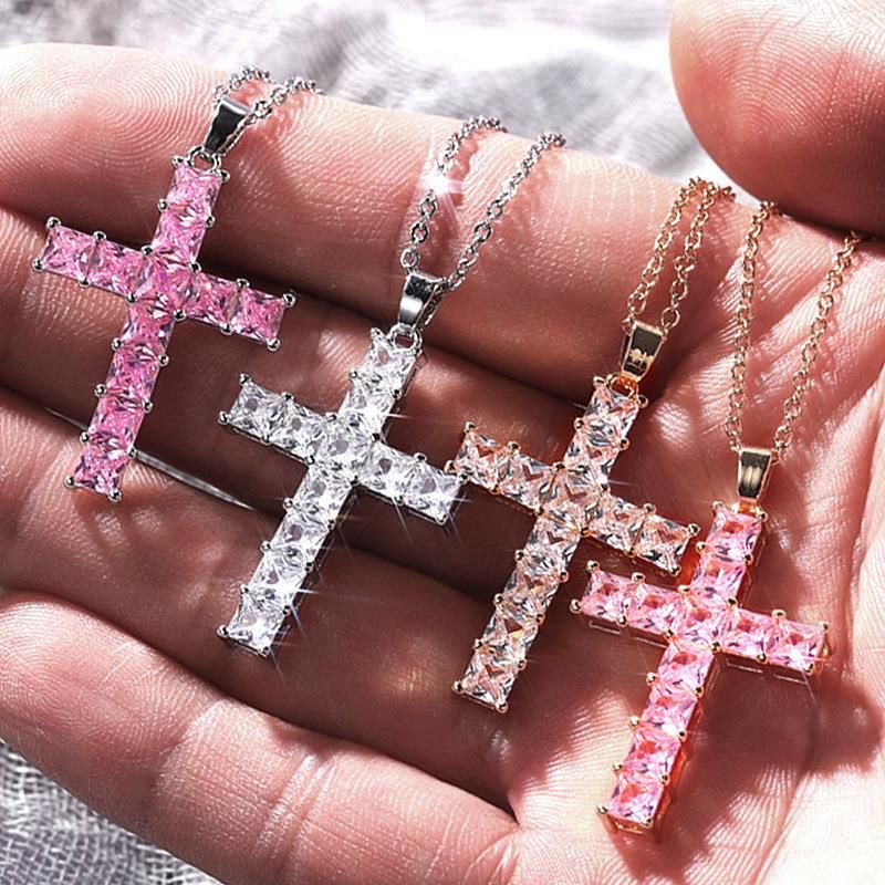 Populární křížový náhrdelník s přívěskem plný diamantových čtvercových zirkonových hip-hopových módních šperků na krk_voghion.com