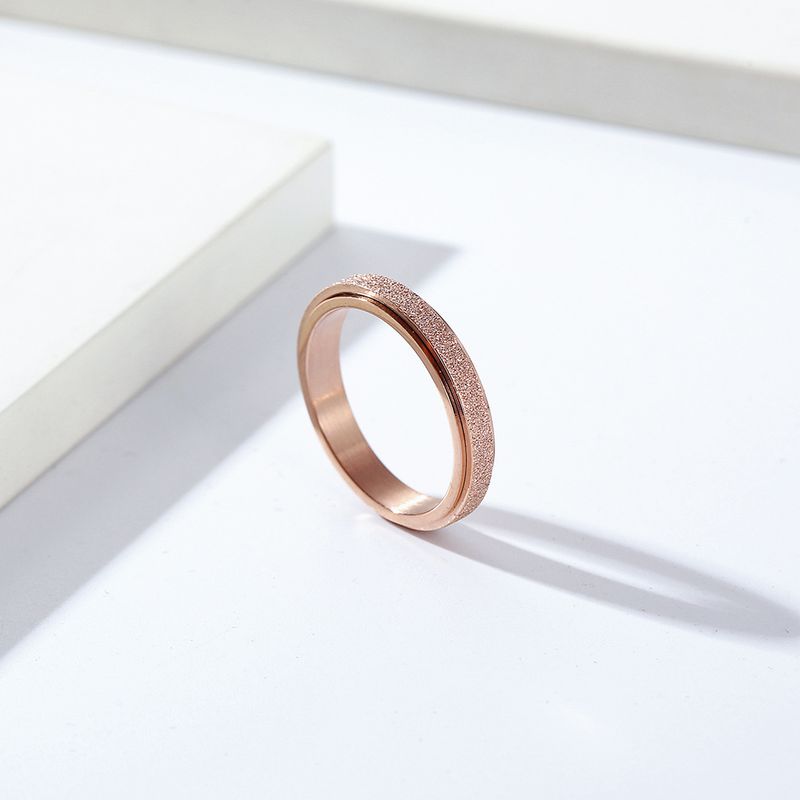Anello singolo da 4 mm in acciaio al titanio satinato, anello girevole semplice stile neutro per uomo e donna, proposta di matrimonio, gioielli in acciaio inossidabile per le mani_voghion.com