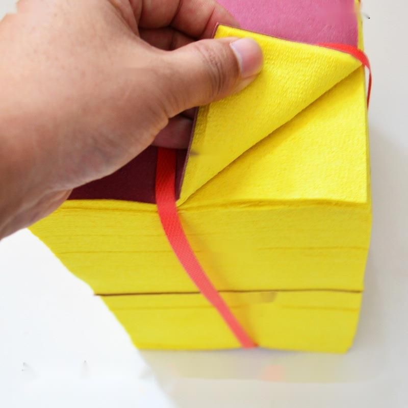70 Altarblätter, gelbes brennendes Papier, das Geldmünzen opfert, geeignet für die Anbetung der Vorfahren am Neujahrsfest_voghion.com