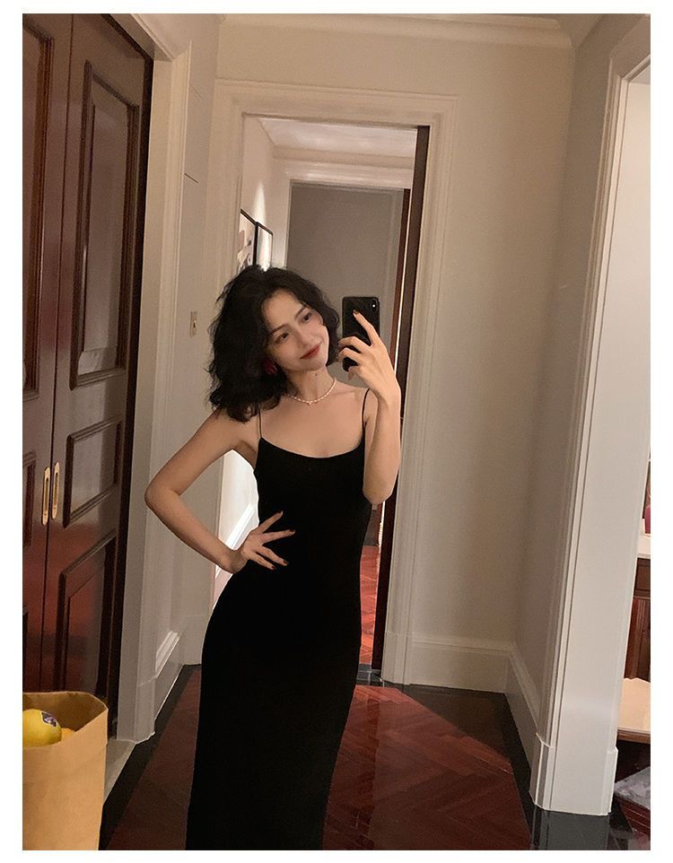 Französisches Kleid mit Spaghettiträgern, hoher Taille, schlankmachendem Bodycon, Pure Desire Base 2025_voghion.com
