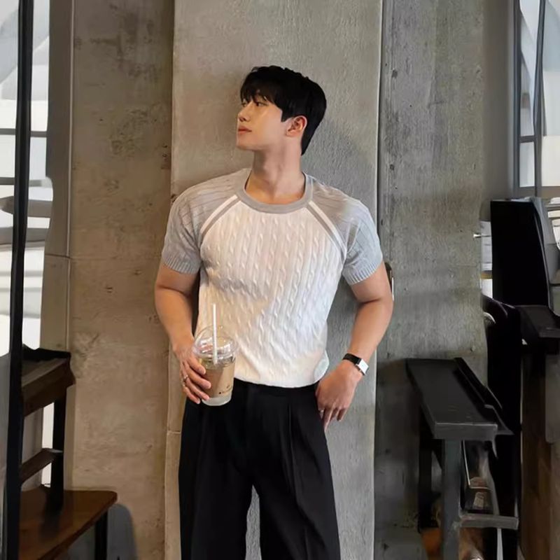 Maglia a maniche corte con collo rotondo color-block e vestibilità slim per uomo, nuova maglia estiva in stile coreano con design patchwork e trecce_voghion.com