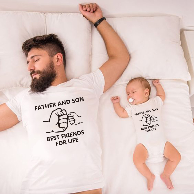 Mutter- und Tochter-Familienmode mit Kurzarmdruck_voghion.com