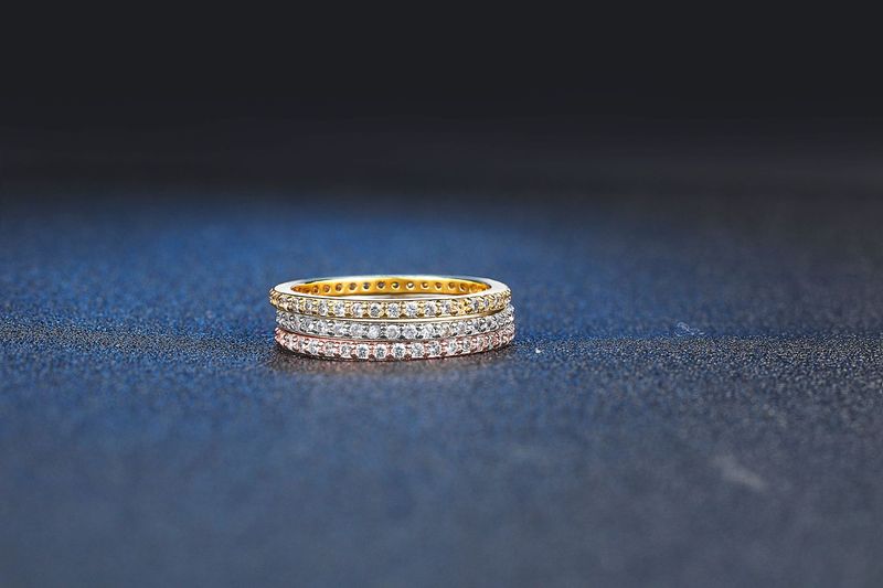 Elegante set di tre anelli con zirconi cubici, fedi nuziali impilabili placcate in oro 18 carati, gioielli geometrici raffinati per donna_voghion.com