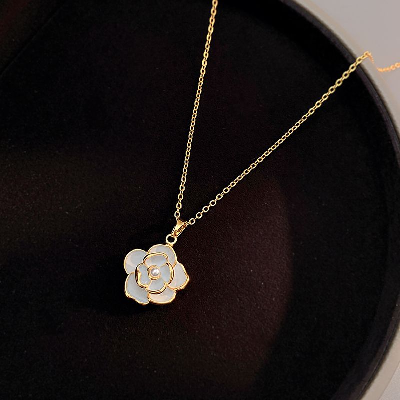 Collana con ciondolo a forma di camelia in smalto bianco romantico francese alla moda elegante 2024 Accessori per gioielli di moda da donna per ragazze_voghion.com