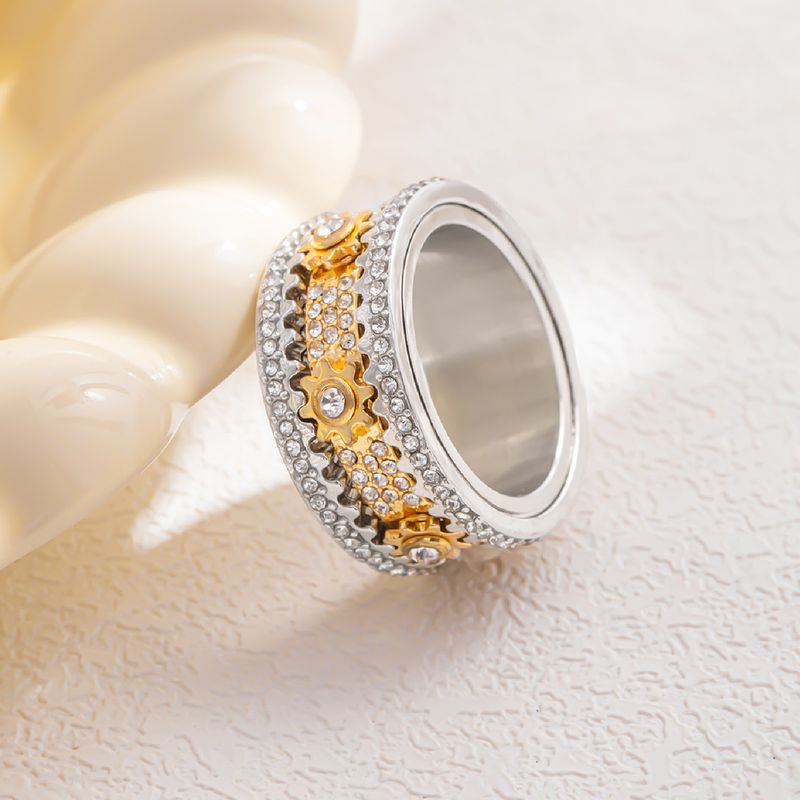 Anillo de diamantes giratorio con engranajes, moderno y versátil, con colores que combinan con todo._voghion.com