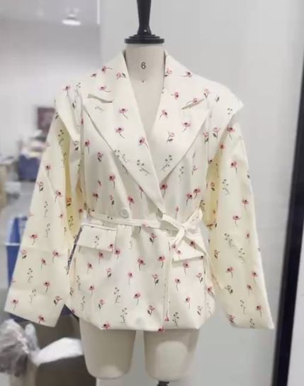 Blazer sartoriale da donna con cintura e spalline - Elegante giacca da ufficio in poliestere elasticizzato per primavera e autunno_voghion.com