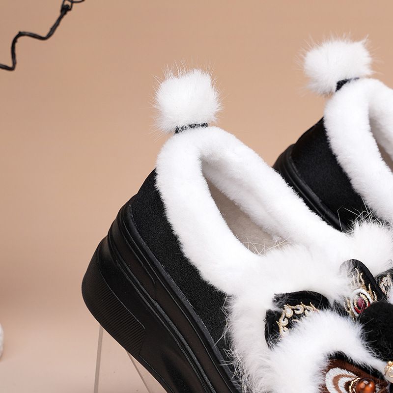 ShoeGlobe Schuhe aus echter Wolle und Baumwolle mit Tigerkopf- und Löwentanzmotiv, dick besohlen, handgefertigt und bestickt, im Ethno-Stil (1913-26)_voghion.com