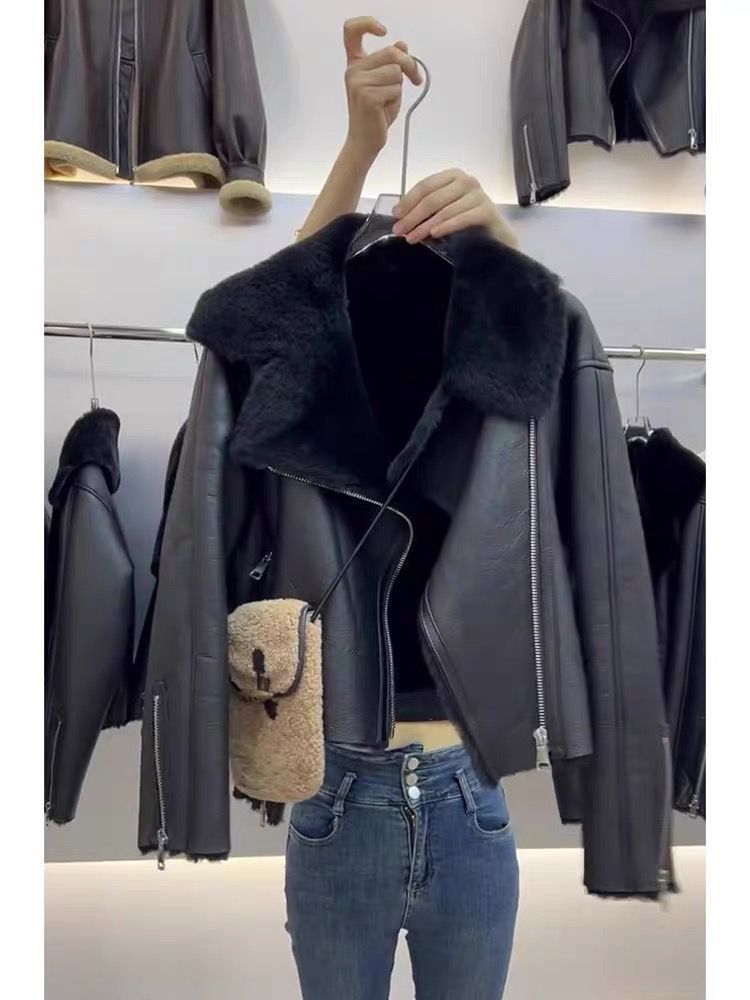 Abbigliamento da donna, abbigliamento da motociclista corto, cappotto in pelliccia sintetica di agnello e lana nera, giacca con revers in pelle da donna per autunno e inverno_voghion.com