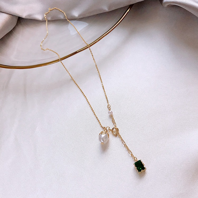 Collana in stile minimalista alla moda con ciondolo di perle di smeraldo della nonna, elegante catena con colletto bianco_voghion.com