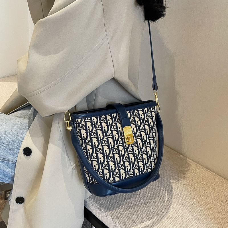 Beibei Shangpin 2023. gada ziemas, jauna stila modes audekla burtu spainis, rokas viena pleca diagonāla sieviešu soma_voghion.com