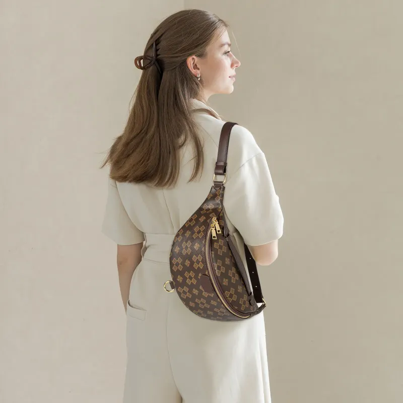 Borsa firmata con spedizione gratuita, marsupio con motivo monogramma, manico superiore con cerniera e dettagli in metallo_voghion.com