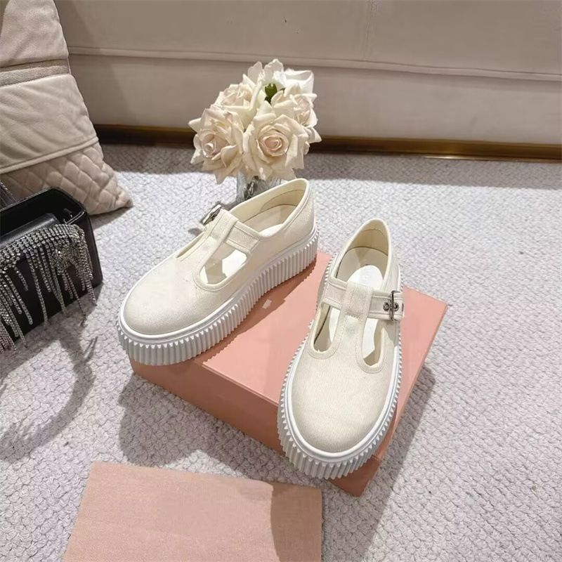 2025 Sommer neue koreanische Mode atmungsaktive weiße Turnschuhe für Frauen Low-Top Casual Plattform dicken Sohlen Keilschuhe_voghion.com