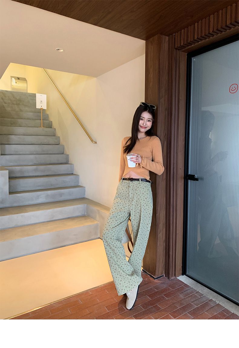 Pull court en maille à col rond et poignets à pompons pour femme, coupe ajustée. Aucun retour ni échange._voghion.com