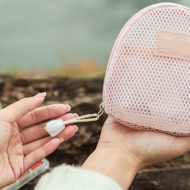 Tragbare rosa Kosmetiktasche in Zylinderform – Reise-Kosmetik-Organizer für Lippenstift und Pinsel (Polyesternetz, kompakt und vielseitig einsetzbar)_voghion.com