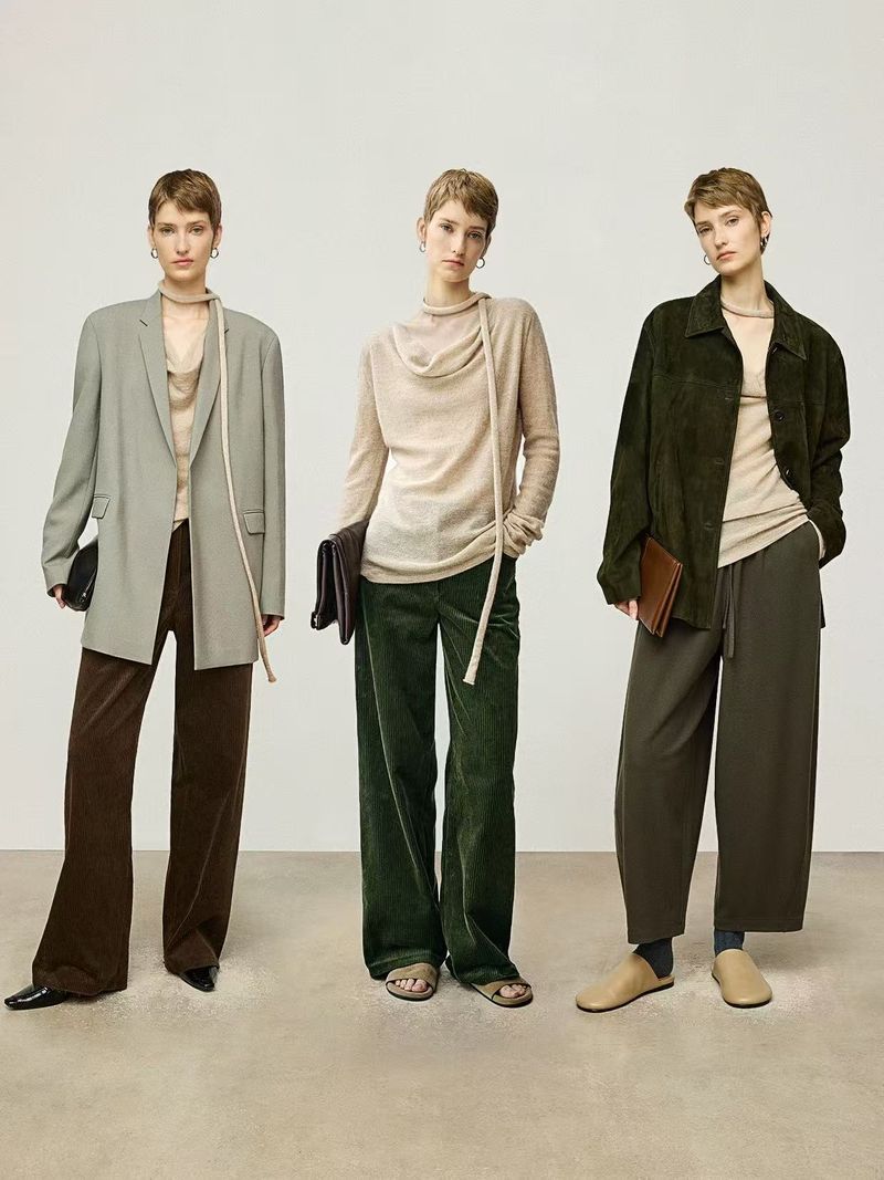 Haut tricoté en laine légère et moelleuse, col évasé, ourlet roulé, petit ruban teckel, pour l'automne et l'hiver_voghion.com