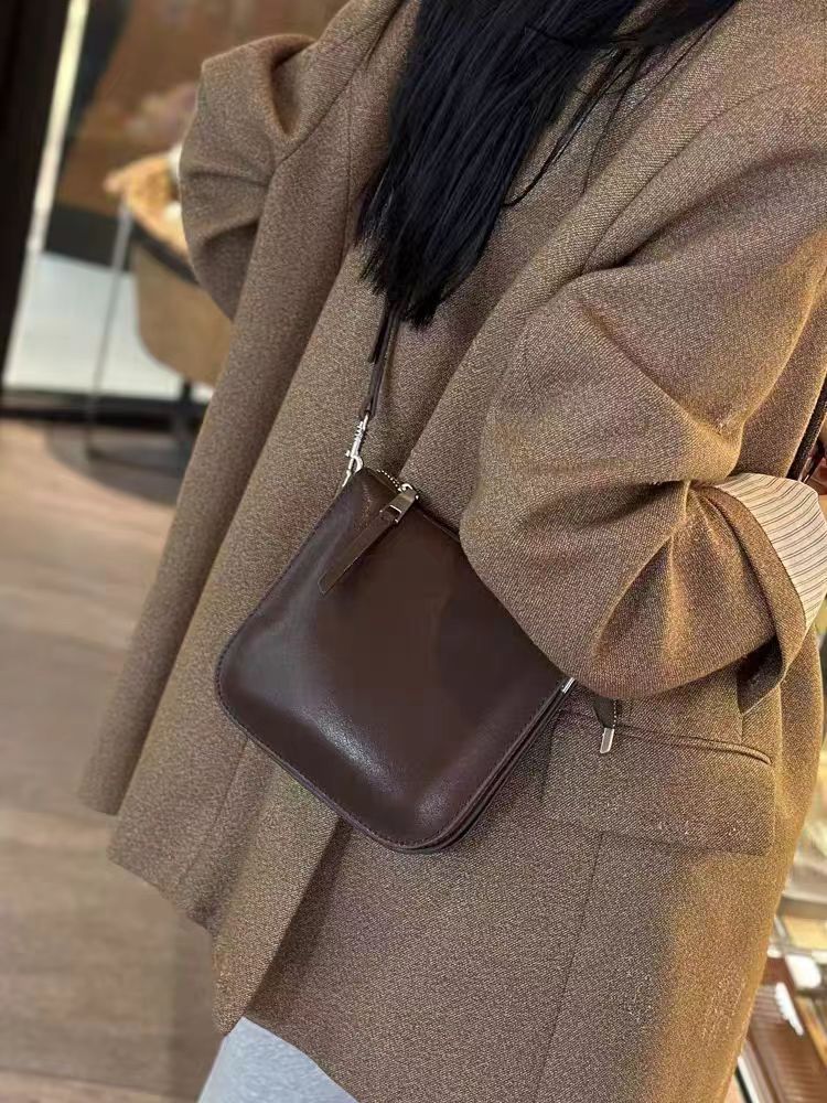 Borsa a tracolla da donna in morbida pelle, modello secchiello, monospalla, piccola, da ascella, primavera estate 2024_voghion.com