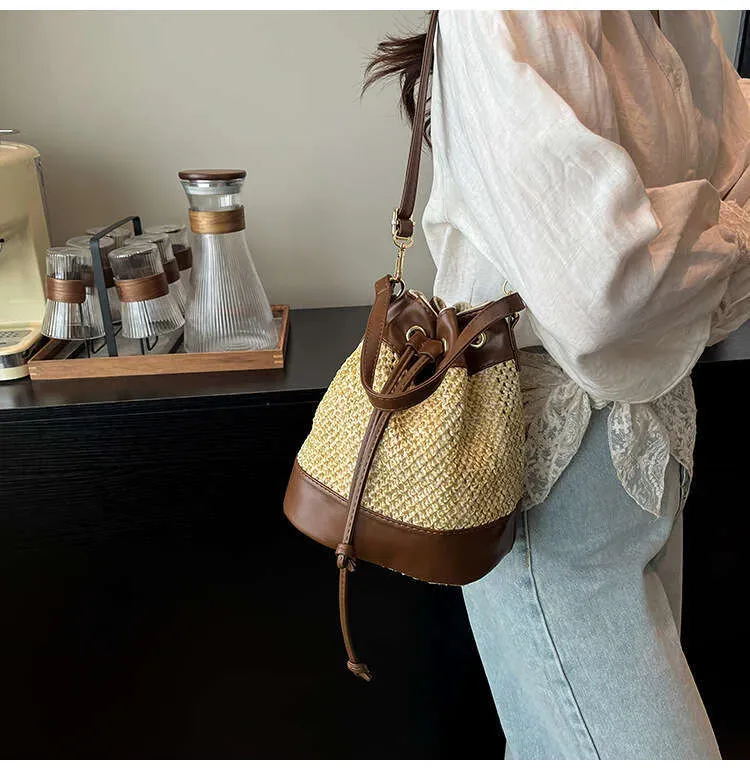 Borsa a secchiello di design di nicchia per donna, borsa a mano piccola, borsa a tracolla in paglia, stile alla moda e di alta qualità._voghion.com