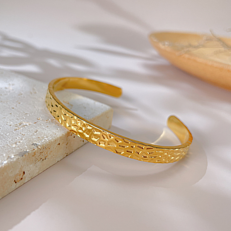 Bracelet ouvert en forme de C pour femme en acier titane_voghion.com