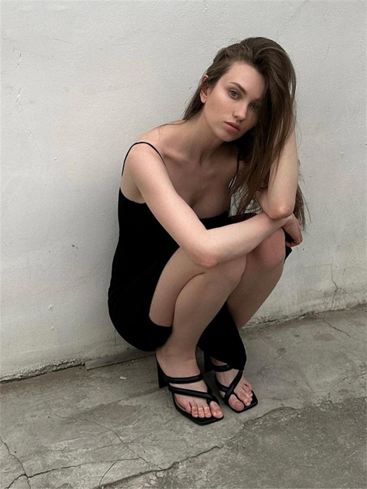 Sexy mittellanges, tailliertes Strickkleid mit Strapsen_voghion.com