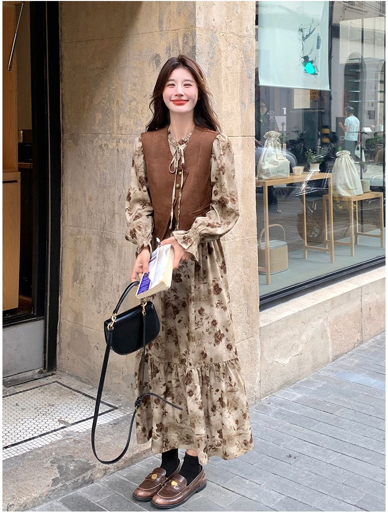 Tenue de début d'automne 2025, robe florale douce de style français, ensemble deux pièces avec gilet en daim Melad_voghion.com