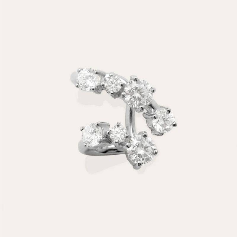 Pendientes de clip con circonita geométrica para mujer, elegantes y únicos, en tono plateado, un accesorio moderno y con estilo._voghion.com