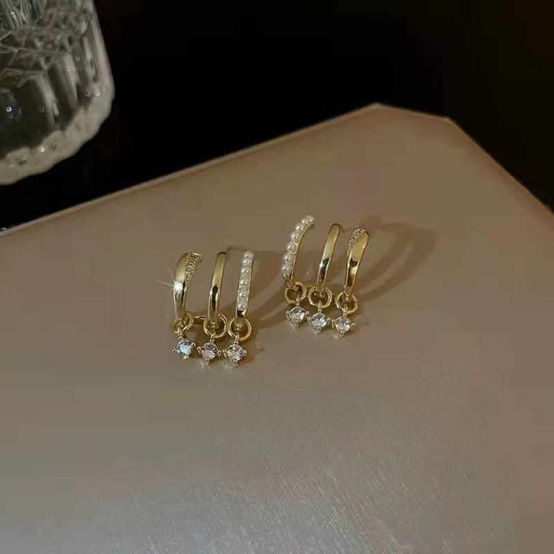 Orecchini a spillo in argento con perle tempestate di diamanti firmati un orecchino con 3 orecchini effetto orecchini di nicchia tutto-abbinamento_voghion.com