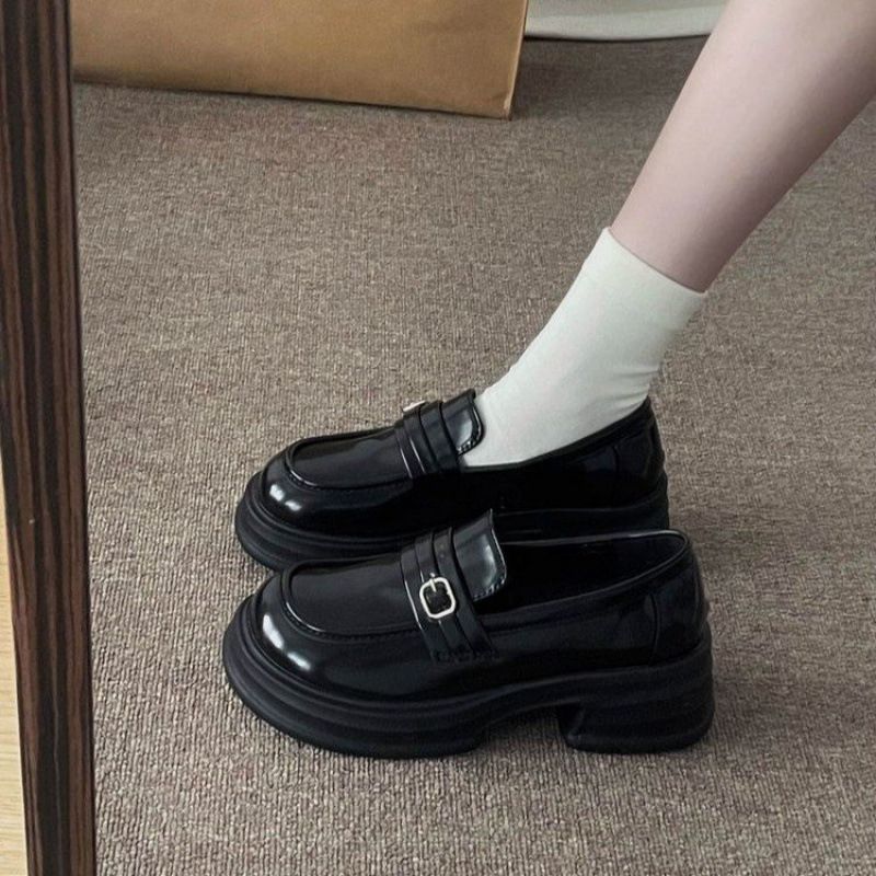 2025 Frühjahr Neue vielseitige schwarze Lederschuhe im britischen Stil mit dicken Slippern und weicher Sohle und runder Spitze_voghion.com