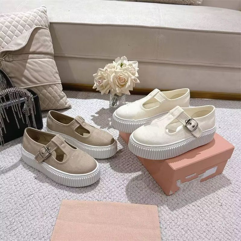 2025 Sommer neue koreanische Mode atmungsaktive weiße Turnschuhe für Frauen Low-Top Casual Plattform dicken Sohlen Keilschuhe_voghion.com