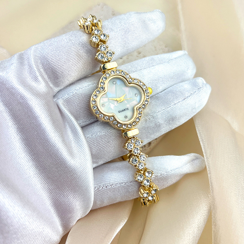 Fashionabla kvartsklocka med diamantinläggning med fyrklöver för kvinnor_voghion.com