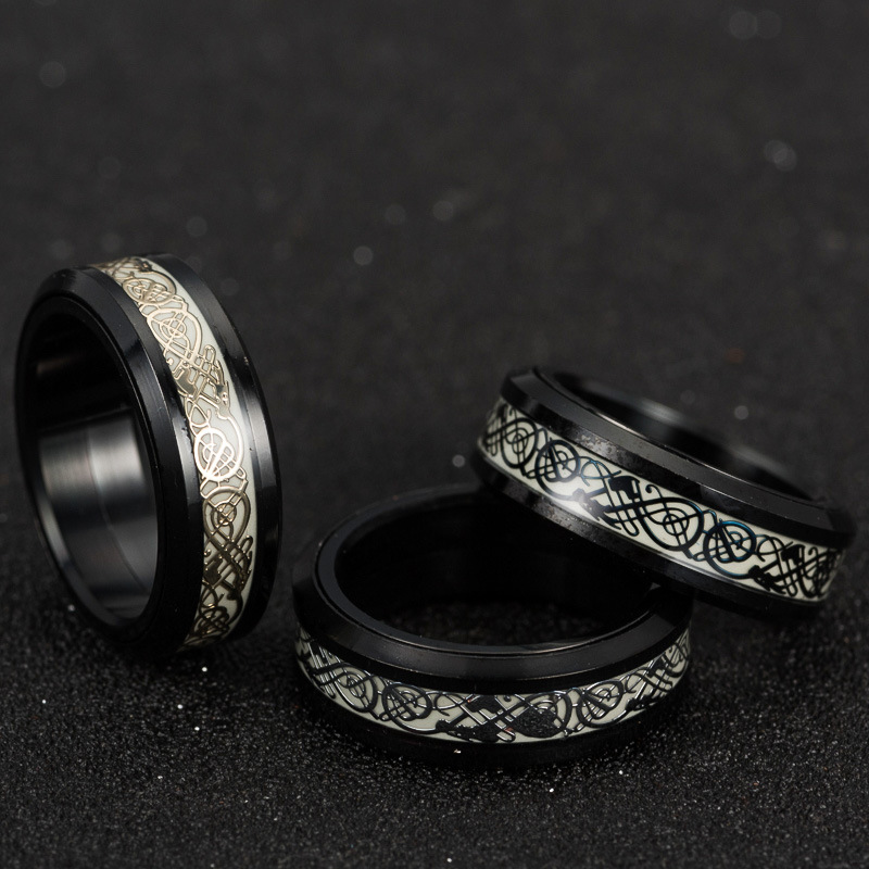 Gli uomini trasformano l'anello del drago che si illumina al buio in un anello rotante per ridurre lo stress_voghion.com