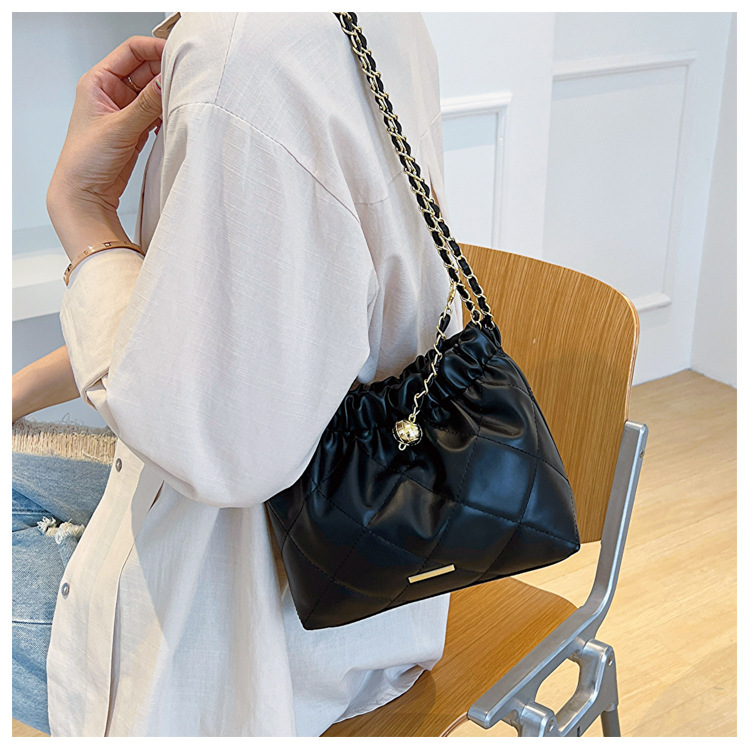 Crossbody-väska för kvinnor, mjukt läder, stor kapacitet Modeveckad kedja Axelväska Fritidsväska Crossbody-väska med dragsko_voghion.com