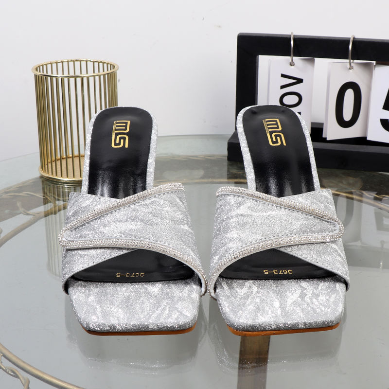Hochwertige goldene Flip-Flops für den Herbst 2024, neue High Heels mit unregelmäßigem Absatz und offener Spitze, Strass-Glitzer, Außenverschleiß_voghion.com