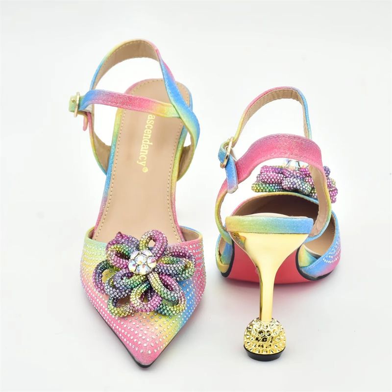 Sandali con tacco a spillo decorativi con applicazione tridimensionale con borsa da sera per banchetti con design alla moda dello stesso colore_voghion.com