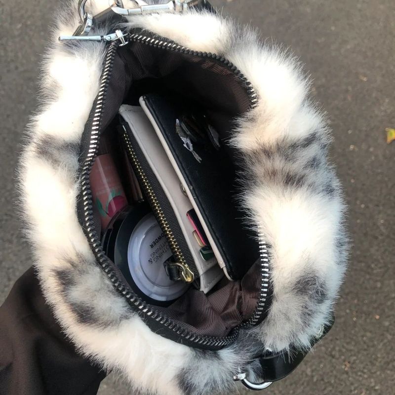 Borsa sotto le ascelle avanzata in peluche a tracolla con cuscino nuova moda Insider 2021 per donna piccola autunno e inverno_voghion.com